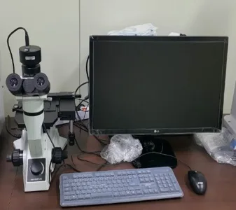 금속 현미경으로 조직을 관찰하는 모습